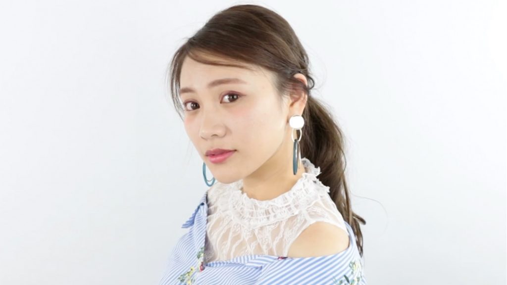 簡単ヘアアレンジ！ひとクセ効いた”耳隠しヘア”