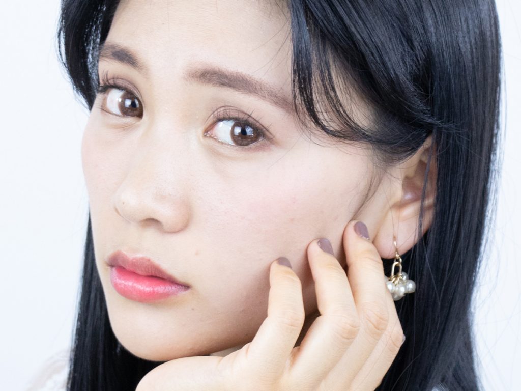 定番のブラウンで！彫り深アイメイク