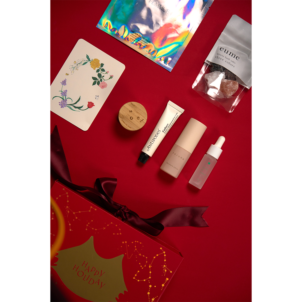 ホリデーにオーガニックコスメで彩りを「HOLIDAY KIT 2023」コスメ